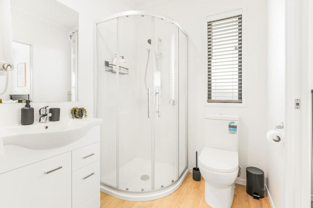 Modern And Central With 2 Ensuites -By Kosh Bnb Hamilton Extérieur photo