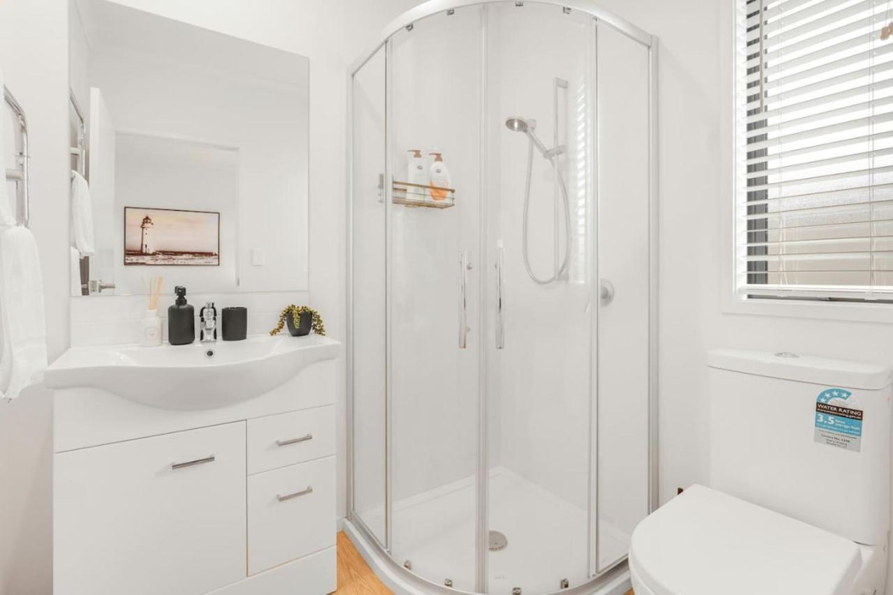 Modern And Central With 2 Ensuites -By Kosh Bnb Hamilton Extérieur photo